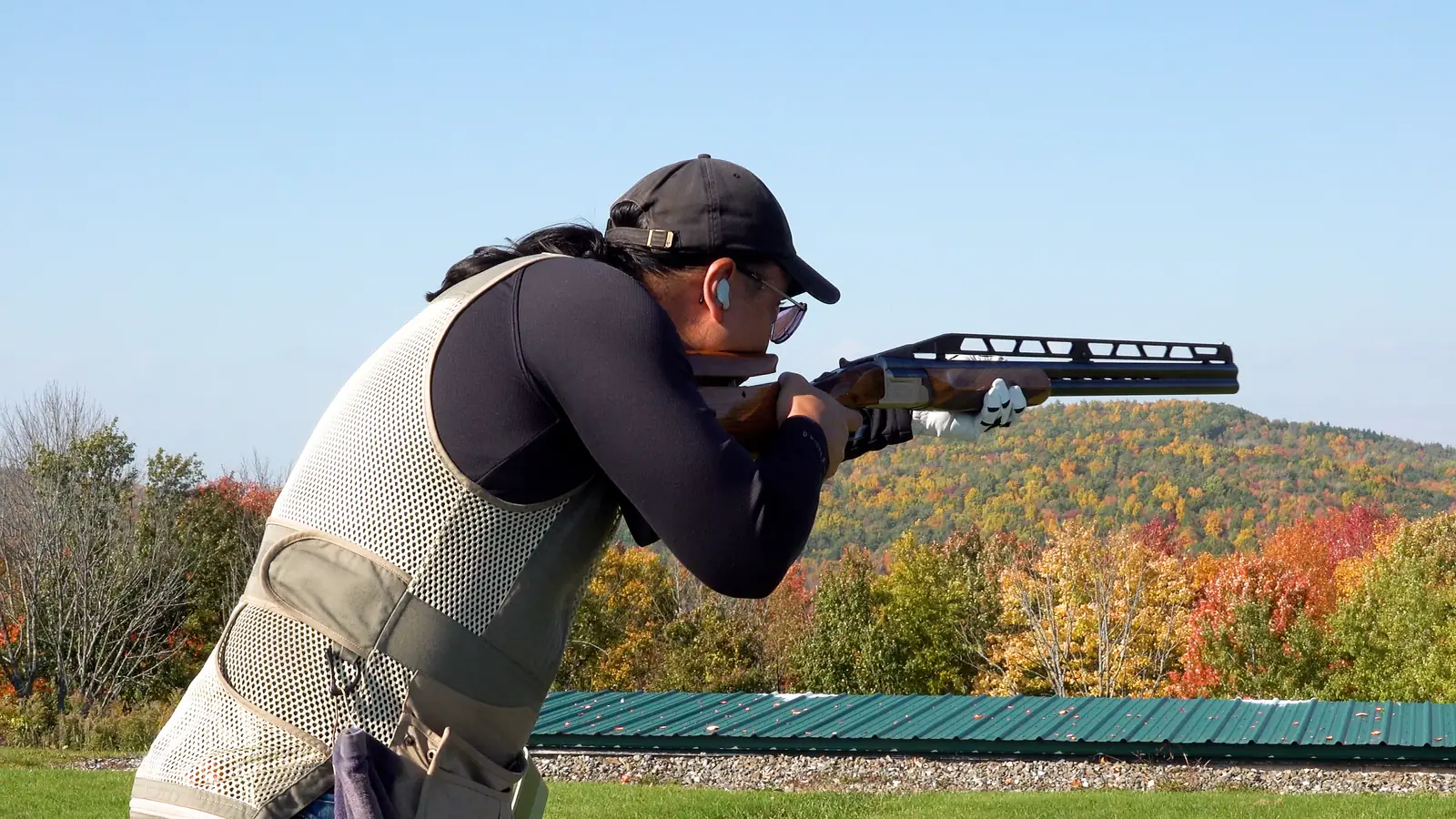 A shooter mounting her shotgun on the Olympic bunker line
